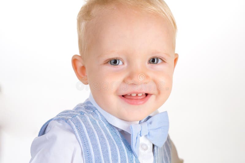 Gelukkige elegantie De modetrends van kinderen Het kleine kind gelukkige glimlachen Het jongenskind met manier kijkt Kleine baby stock foto's Gelukkige elegantie De modetrends van kinderen Het kleine kind gelukkige glimlachen Het jongenskind met manier kijkt Kleine baby stock foto's