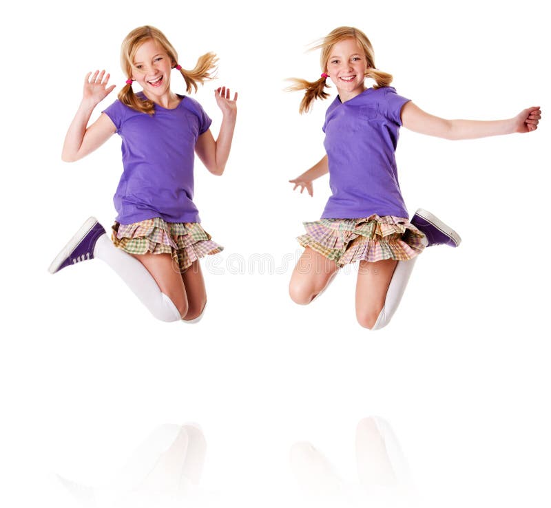 Gelukkige en identieke tweeling die springen lachen royalty-vrije stock afbeelding Gelukkige en identieke tweeling die springen lachen royalty-vrije stock afbeelding