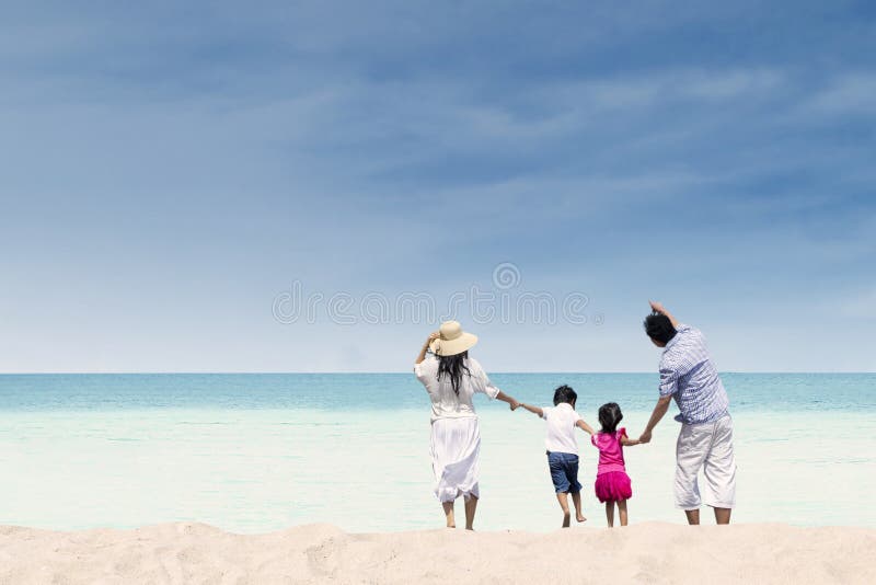 Gelukkige familie bij wit zandstrand, Australië royalty-vrije stock fotografie Gelukkige familie bij wit zandstrand, Australië royalty-vrije stock fotografie