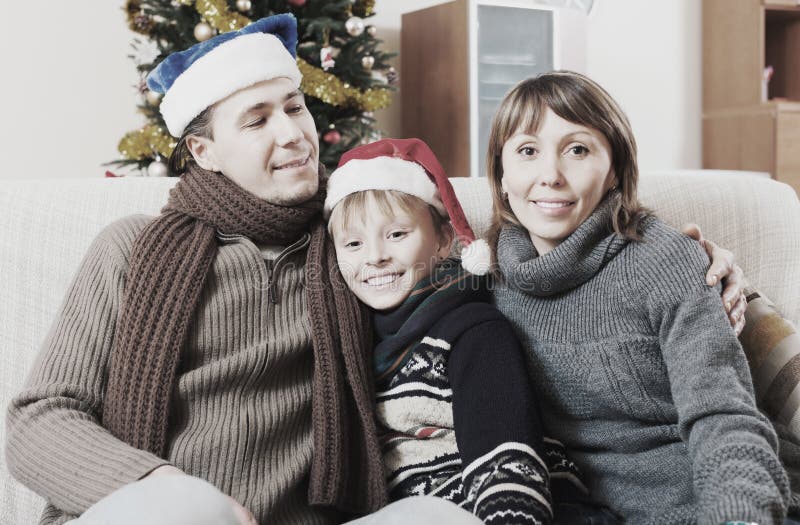 Gelukkige familie in de tijd van Kerstmis royalty-vrije stock foto's Gelukkige familie in de tijd van Kerstmis royalty-vrije stock foto's