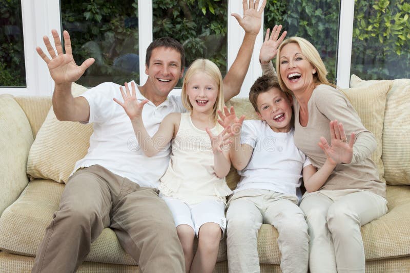 Gelukkige Familie die de Zitting van de Pret heeft thuis stock foto Gelukkige Familie die de Zitting van de Pret heeft thuis stock foto