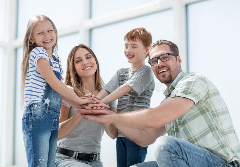 Gelukkige familie die hun handen zetten togethe stock fotografie Gelukkige familie die hun handen zetten togethe stock fotografie