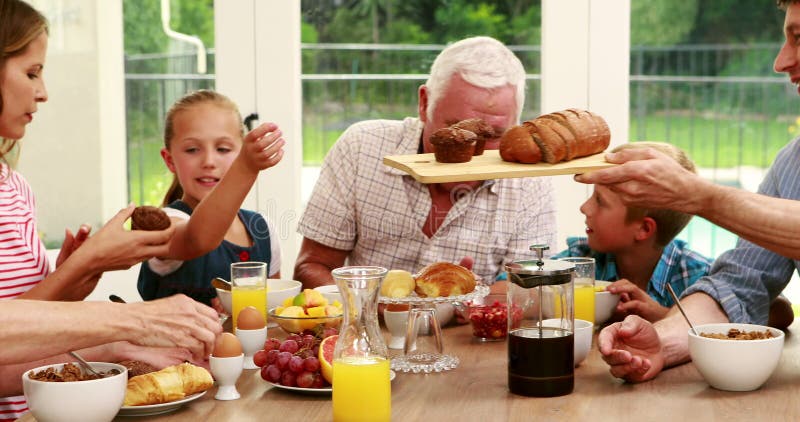 Gelukkige familie die ontbijt heeft samen