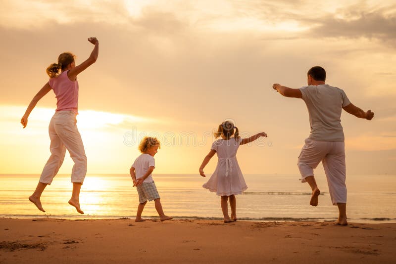 Gelukkige familie die op het strand springen