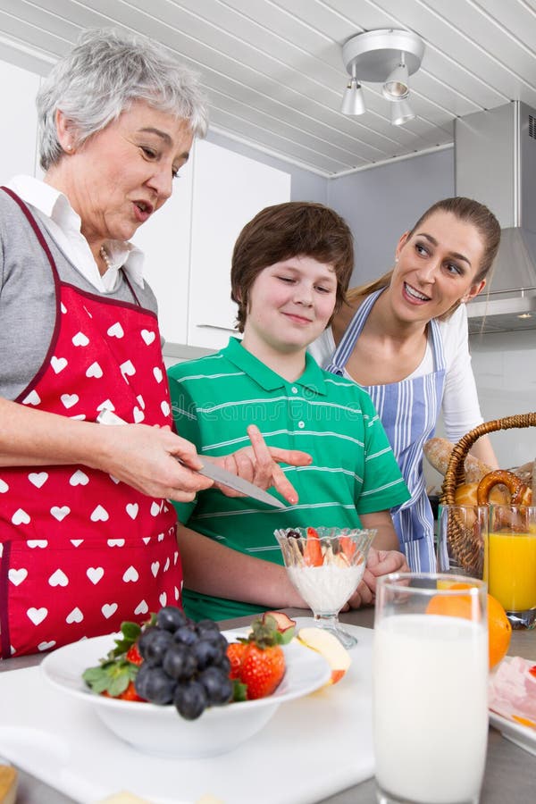 Gelukkige familie die samen koken royalty-vrije stock foto Gelukkige familie die samen koken royalty-vrije stock foto