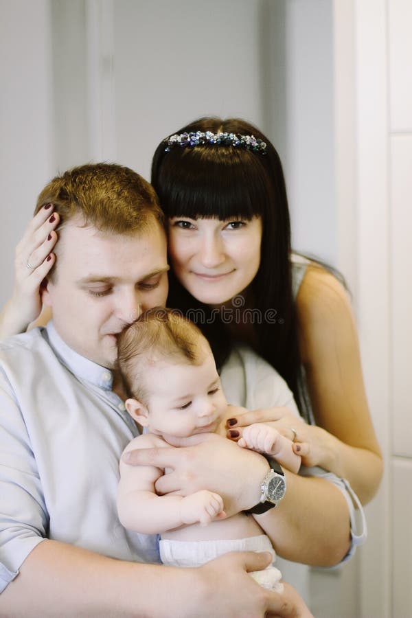 Gelukkige familie die uit mamma en papa` s babyjongen bestaan De gelukkige verhoudingen van de Familie royalty-vrije stock foto Gelukkige familie die uit mamma en papa` s babyjongen bestaan De gelukkige verhoudingen van de Familie royalty-vrije stock foto