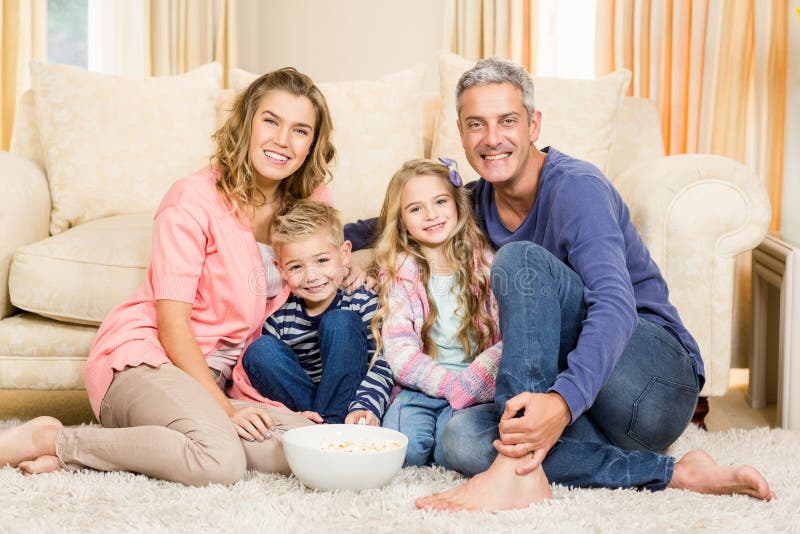 Gelukkige familie die van een film samen genieten royalty-vrije stock afbeelding Gelukkige familie die van een film samen genieten royalty-vrije stock afbeelding