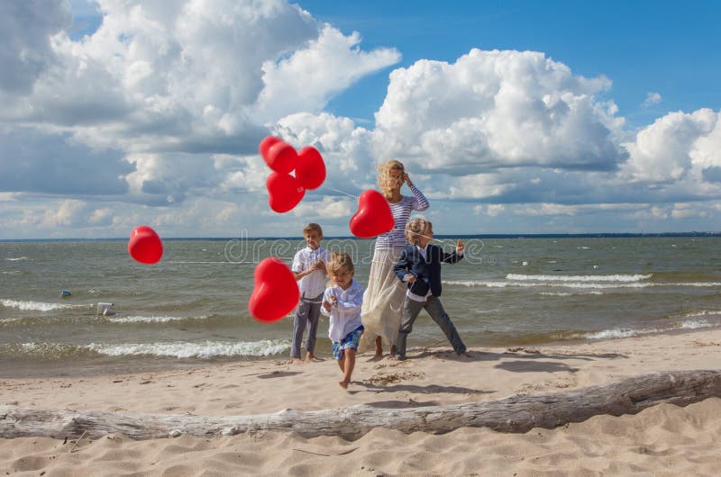 Gelukkige familie het vieren valentijnskaartendag op het strand royalty-vrije stock foto's Gelukkige familie het vieren valentijnskaartendag op het strand royalty-vrije stock foto's