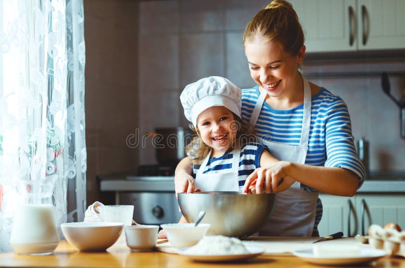 Gelukkige Familie in Keuken moeder en het kind die deeg de voorbereiden, bakken