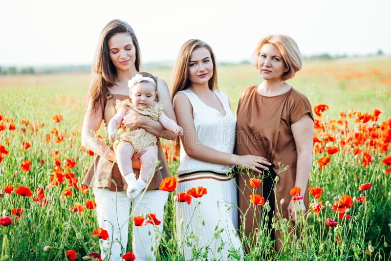 Gelukkige familie met de babygang van het babykind in aard royalty-vrije stock fotografie Gelukkige familie met de babygang van het babykind in aard royalty-vrije stock fotografie