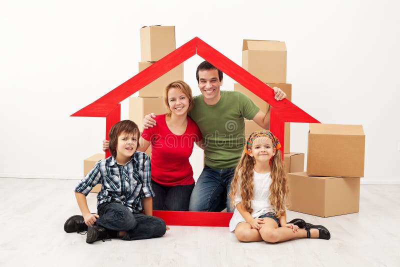 Gelukkige familie met jonge geitjes die zich in een nieuw huis bewegen stock afbeelding Gelukkige familie met jonge geitjes die zich in een nieuw huis bewegen stock afbeelding