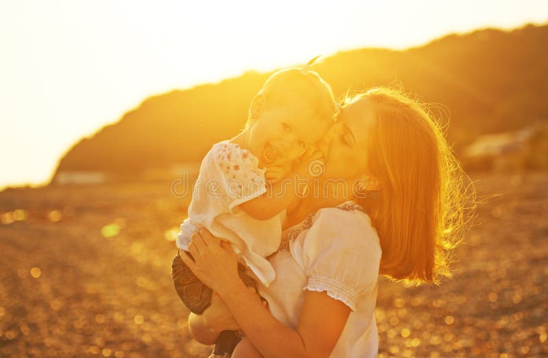 Gelukkige Familie Moeder en babymeisjesdochter op strand bij zonsondergang royalty-vrije stock foto Gelukkige Familie Moeder en babymeisjesdochter op strand bij zonsondergang royalty-vrije stock foto