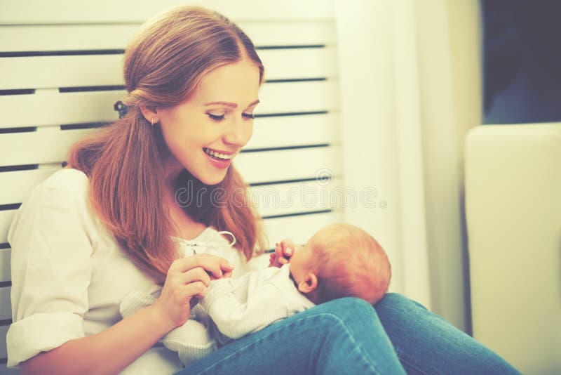 Gelukkige Familie moederspelen met pasgeboren baby royalty-vrije stock afbeelding Gelukkige Familie moederspelen met pasgeboren baby royalty-vrije stock afbeelding
