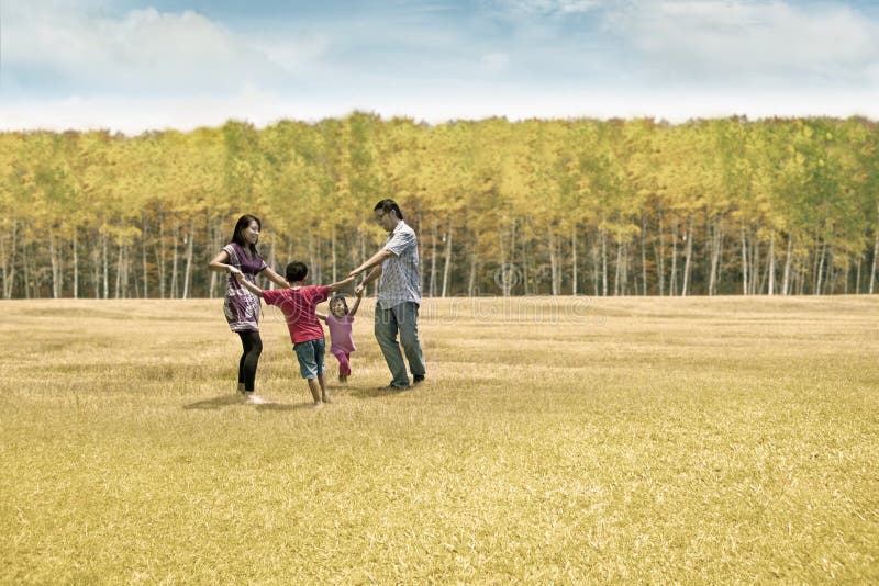 Gelukkige familie op de herfstdag royalty-vrije stock fotografie Gelukkige familie op de herfstdag royalty-vrije stock fotografie