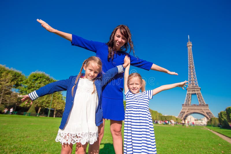 Gelukkige familie in Parijs dichtbij de toren van Eiffel frans royalty-vrije stock foto Gelukkige familie in Parijs dichtbij de toren van Eiffel frans royalty-vrije stock foto