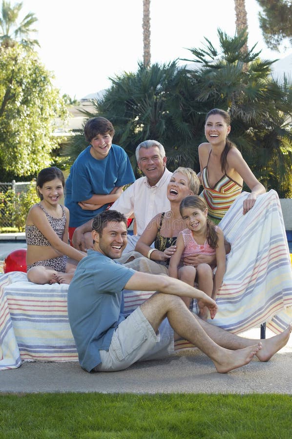 Gelukkig gezin samen op het gazon stock foto