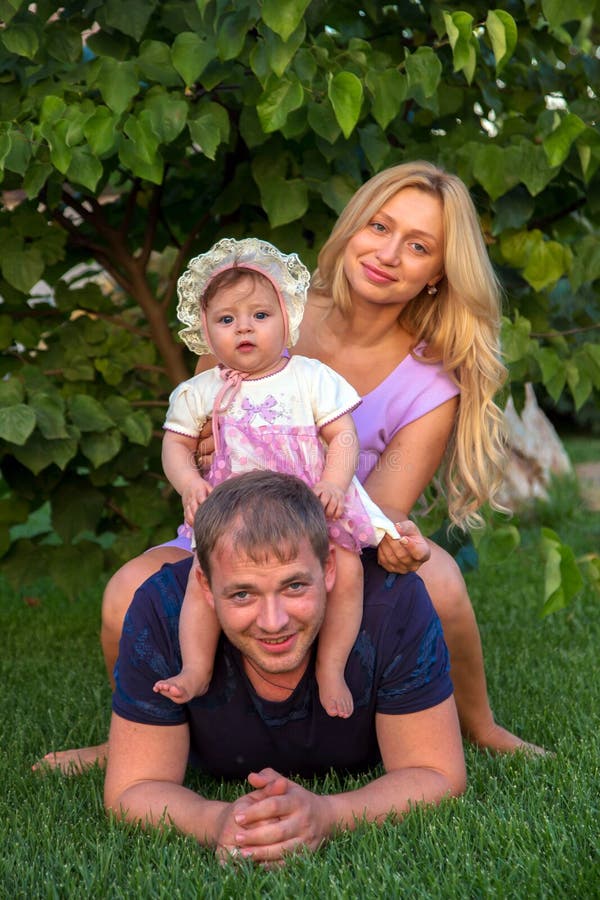 Gelukkige familie, vader, moeder en baby royalty-vrije stock afbeeldingen Gelukkige familie, vader, moeder en baby royalty-vrije stock afbeeldingen