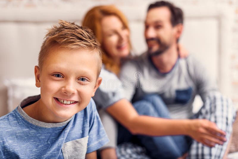 Gelukkige familie van drie thuis stock foto's Gelukkige familie van drie thuis stock foto's