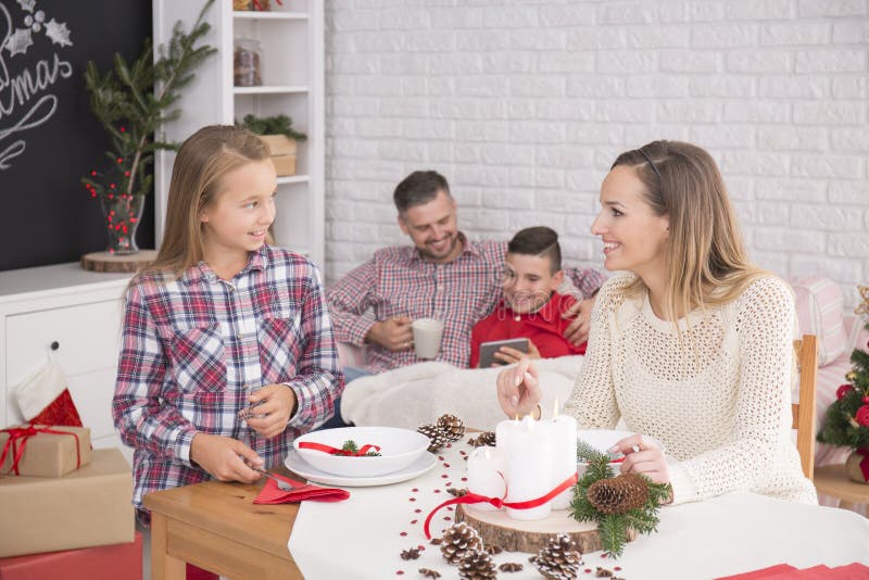 Gelukkige familie vóór Kerstmisdiner stock fotografie Gelukkige familie vóór Kerstmisdiner stock fotografie