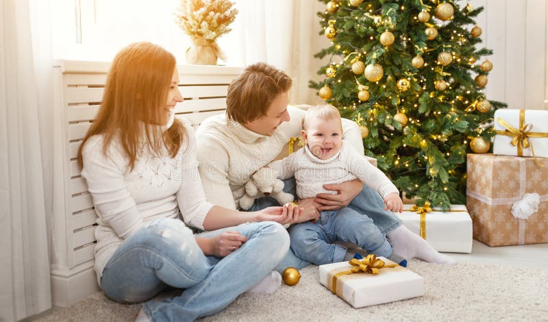 Gelukkige familiemoeder en baby in Kerstmisochtend in Christm royalty-vrije stock afbeelding Gelukkige familiemoeder en baby in Kerstmisochtend in Christm royalty-vrije stock afbeelding