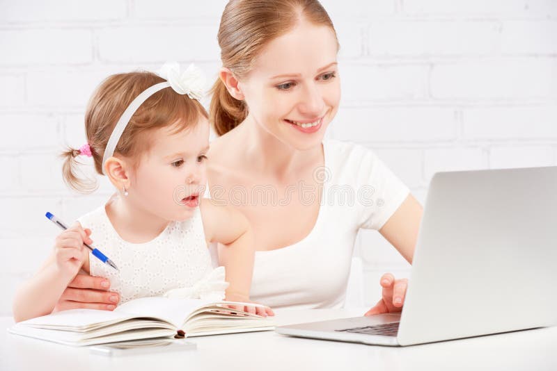 Gelukkige familiemoeder en kindbaby die thuis aan computer werken stock foto Gelukkige familiemoeder en kindbaby die thuis aan computer werken stock foto