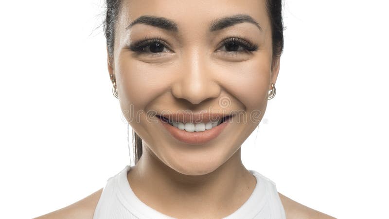 Gelukkige glimlachende Aziatische vrouw die over witte achtergrond camera bekijken Natuurlijk schoonheid en huidzorgconcept stock fotografie Gelukkige glimlachende Aziatische vrouw die over witte achtergrond camera bekijken Natuurlijk schoonheid en huidzorgconcept stock fotografie