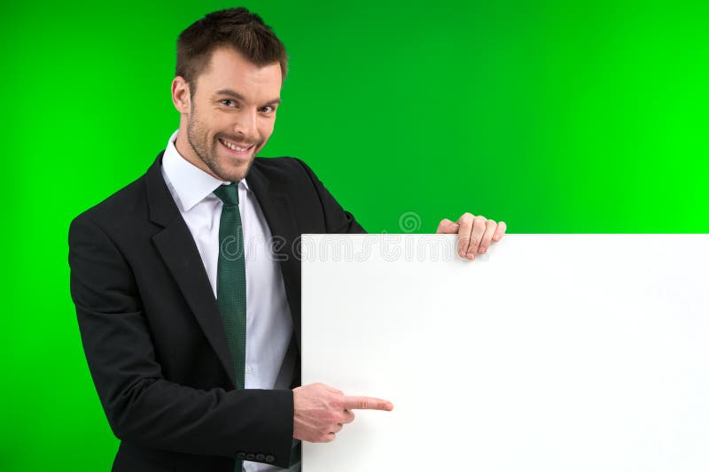 Gelukkige glimlachende bedrijfsmens die leeg uithangbord tonen stock fotografie Gelukkige glimlachende bedrijfsmens die leeg uithangbord tonen stock fotografie