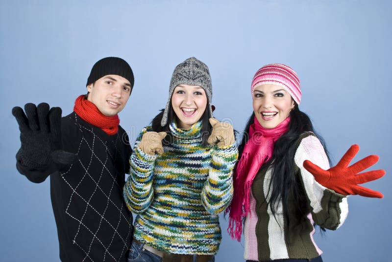Gelukkige glimlachende de wintervrienden royalty-vrije stock afbeelding Gelukkige glimlachende de wintervrienden royalty-vrije stock afbeelding