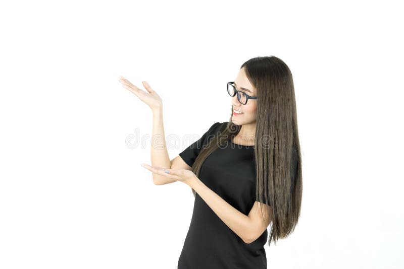 Gelukkige glimlachende jonge mooie Aziatische bedrijfsvrouw die leeg gebied voor teken of copyspase tonen stock foto Gelukkige glimlachende jonge mooie Aziatische bedrijfsvrouw die leeg gebied voor teken of copyspase tonen stock foto