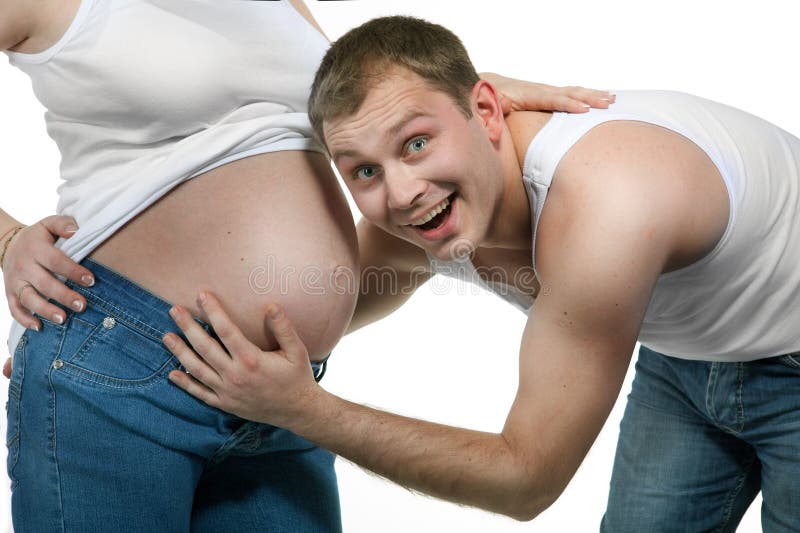Gelukkige glimlachende man met zwangere geïsoleerde vrouw stock afbeelding Gelukkige glimlachende man met zwangere geïsoleerde vrouw stock afbeelding