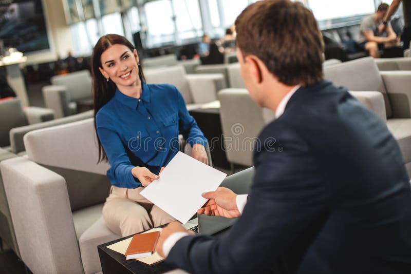Gelukkige glimlachende vrouw die document bereiken aan zakenman stock foto's Gelukkige glimlachende vrouw die document bereiken aan zakenman stock foto's