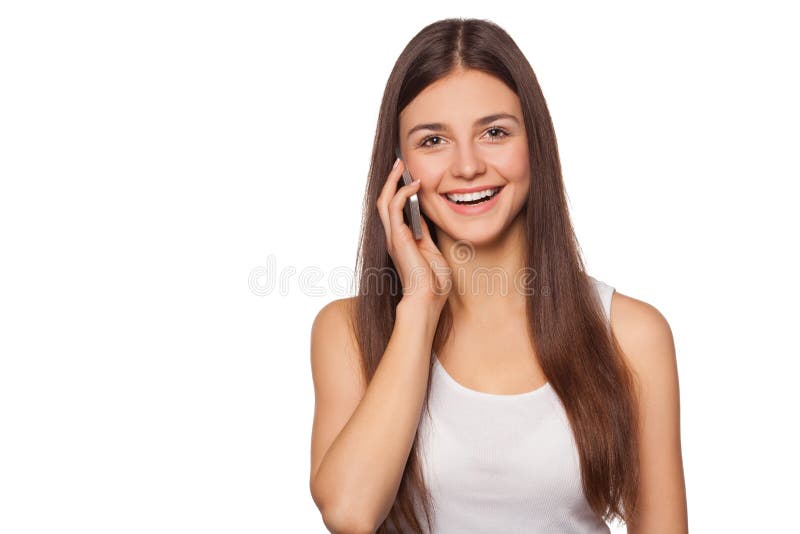 Gelukkige glimlachende vrouw die op mobiele die telefoon spreken, op witte achtergrond wordt geïsoleerd Mooi meisje met een smart stock afbeeldingen Gelukkige glimlachende vrouw die op mobiele die telefoon spreken, op witte achtergrond wordt geïsoleerd Mooi meisje met een smart stock afbeeldingen