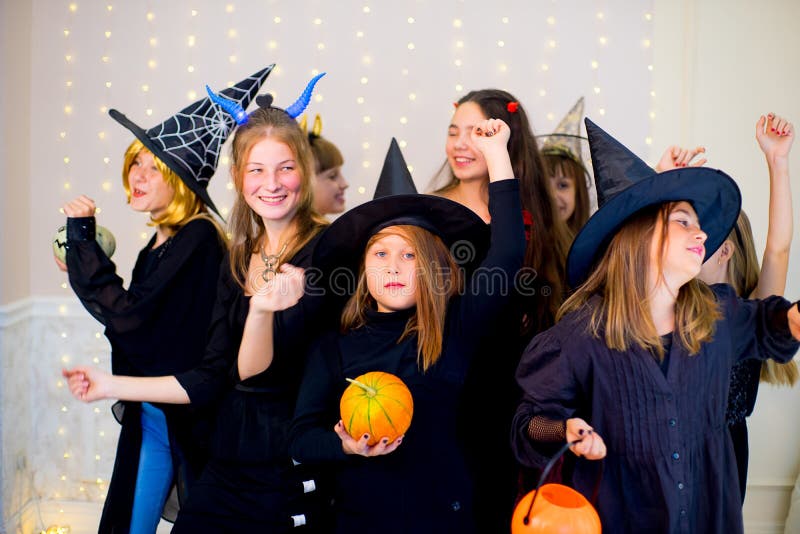 Gelukkige groep tienersdans in Halloween-kostuums royalty-vrije stock fotografie Gelukkige groep tienersdans in Halloween-kostuums royalty-vrije stock fotografie