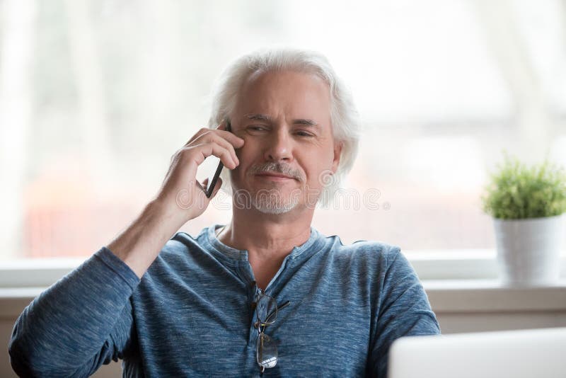 Gelukkige hogere mens die prettig cellphonegesprek hebben stock afbeeldingen Gelukkige hogere mens die prettig cellphonegesprek hebben stock afbeeldingen