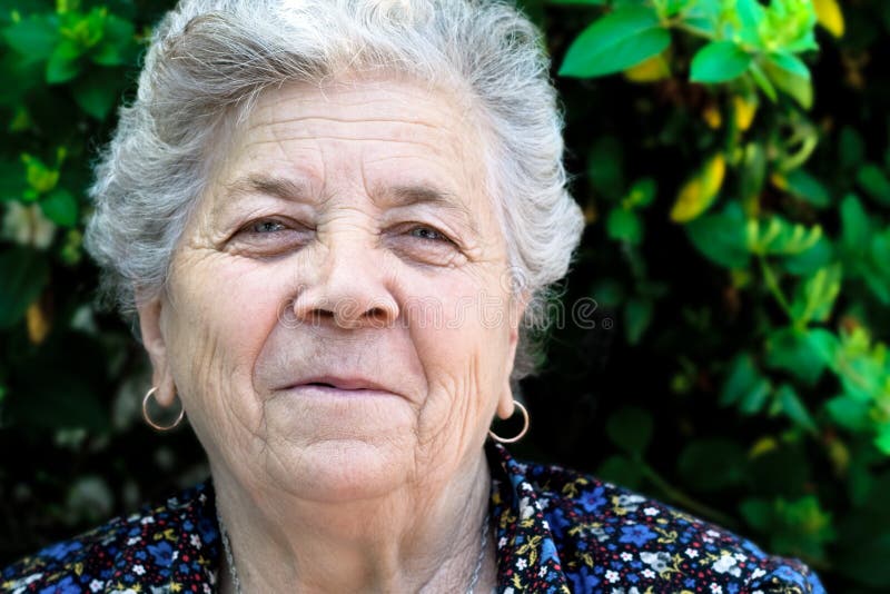 Gelukkige hogere vrouw stock fotografie Gelukkige hogere vrouw stock fotografie