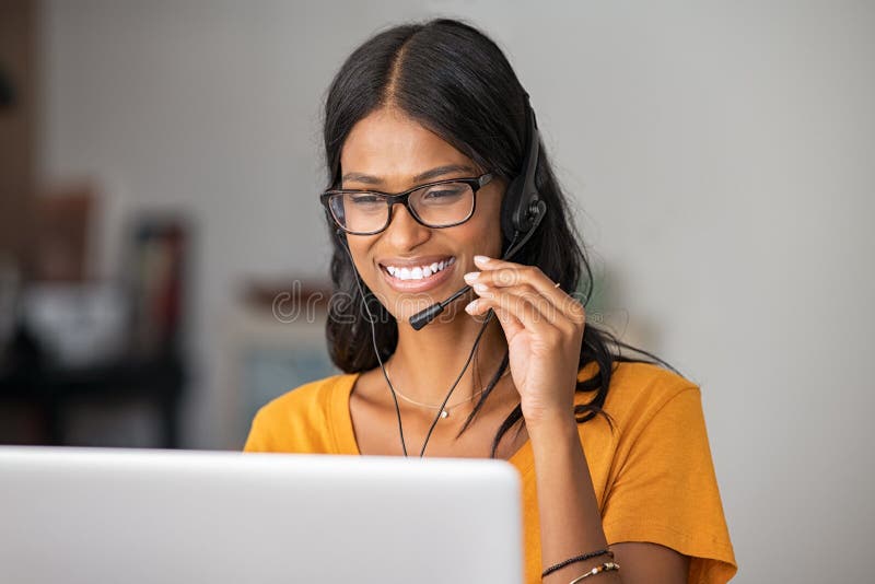 Gelukkige indiase vrouw werkt in een callcenter