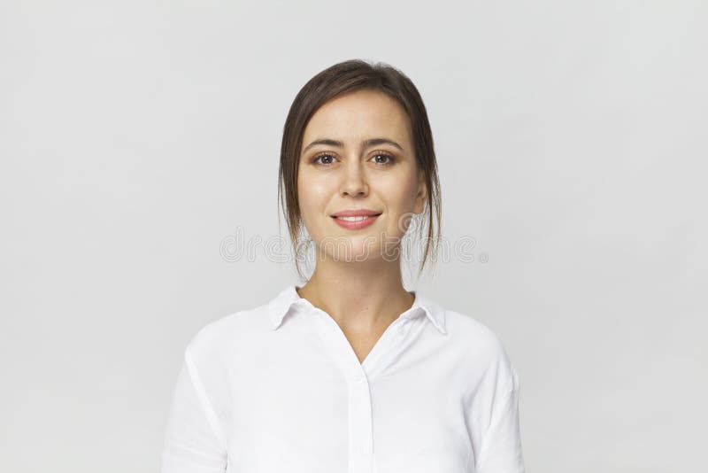 Gelukkige jonge donkerbruine vrouw die wit overhemd het glimlachen portret dragen stock foto Gelukkige jonge donkerbruine vrouw die wit overhemd het glimlachen portret dragen stock foto