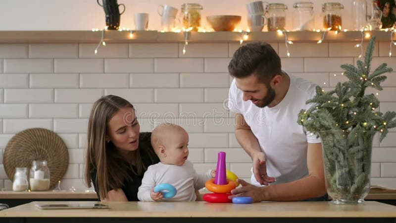 Gelukkige jonge familie met pasgeboren baby Moeder, vader en nieuw - geboren baby Gelukkige mamma en papa die en zuigeling kussen