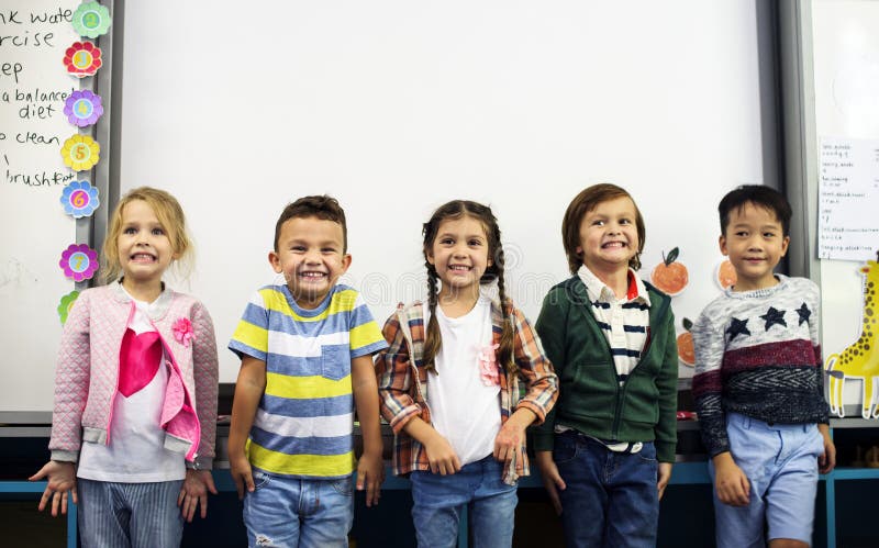 Gelukkige jonge geitjes op basisschool royalty-vrije stock fotografie Gelukkige jonge geitjes op basisschool royalty-vrije stock fotografie