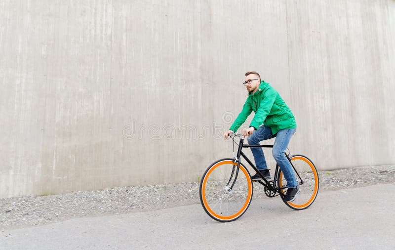 Gelukkige jonge het staande vistuigfiets van het hipsterpersonenvervoer royalty-vrije stock afbeelding Gelukkige jonge het staande vistuigfiets van het hipsterpersonenvervoer royalty-vrije stock afbeelding
