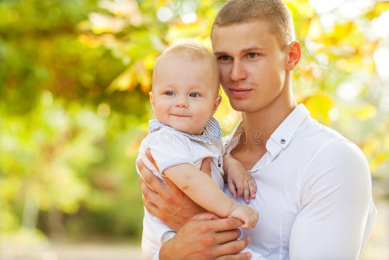 Gelukkige jonge mens stock fotografie Gelukkige jonge mens stock fotografie