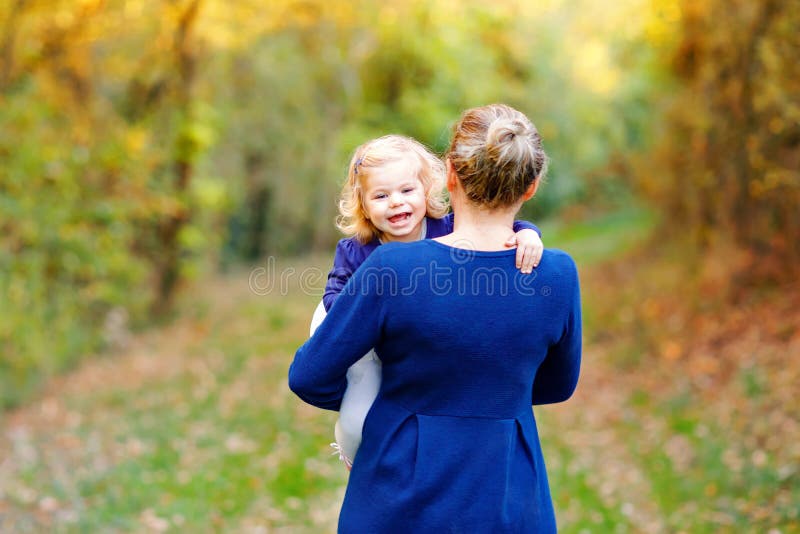 Gelukkige jonge moeder die dochter van de pret de leuke peuter, familieportret hebben samen Vrouw met mooi babymeisje in aard royalty-vrije stock afbeeldingen Gelukkige jonge moeder die dochter van de pret de leuke peuter, familieportret hebben samen Vrouw met mooi babymeisje in aard royalty-vrije stock afbeeldingen