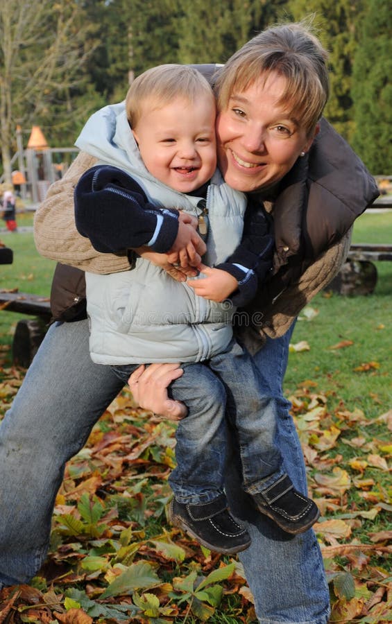 Gelukkige jonge moeder en zoon stock foto's Gelukkige jonge moeder en zoon stock foto's