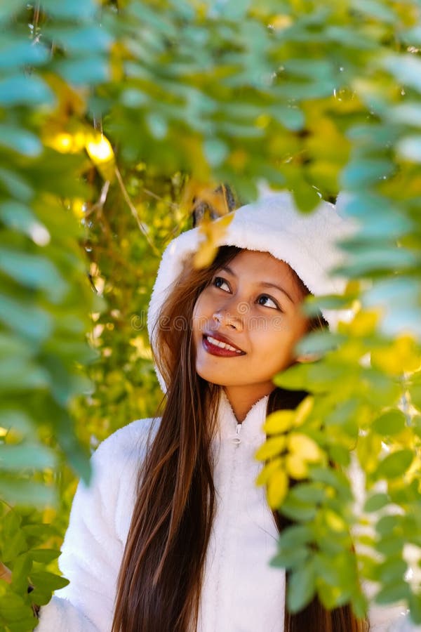 Gelukkige jonge mooie vrouw in de herfstpark op zonnige dag, Jonge vrouw in witte laag tijdens zonsondergang in het park royalty-vrije stock afbeelding Gelukkige jonge mooie vrouw in de herfstpark op zonnige dag, Jonge vrouw in witte laag tijdens zonsondergang in het park royalty-vrije stock afbeelding