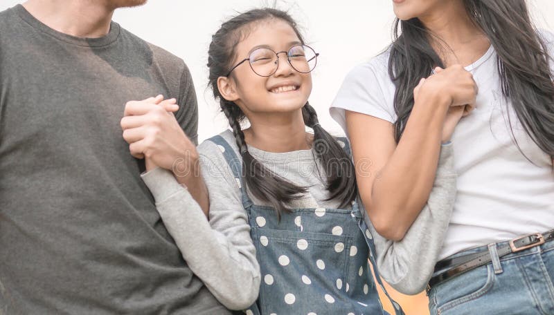 Gelukkige jonge paar het besteden tijd met hun dochter in park Het concept een gelukkige familie stock foto Gelukkige jonge paar het besteden tijd met hun dochter in park Het concept een gelukkige familie stock foto
