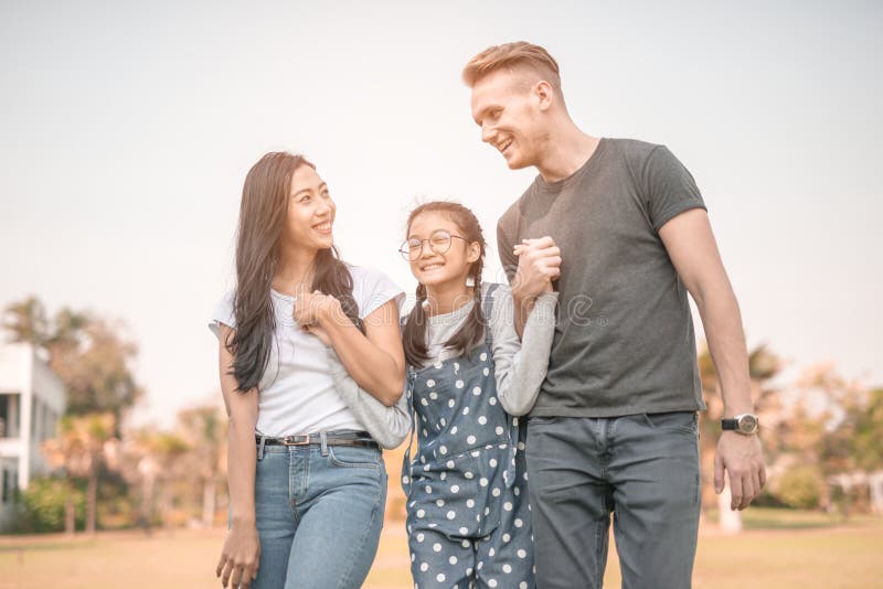 Gelukkige jonge paar het besteden tijd met hun dochter in park Het concept een gelukkige familie royalty-vrije stock foto Gelukkige jonge paar het besteden tijd met hun dochter in park Het concept een gelukkige familie royalty-vrije stock foto