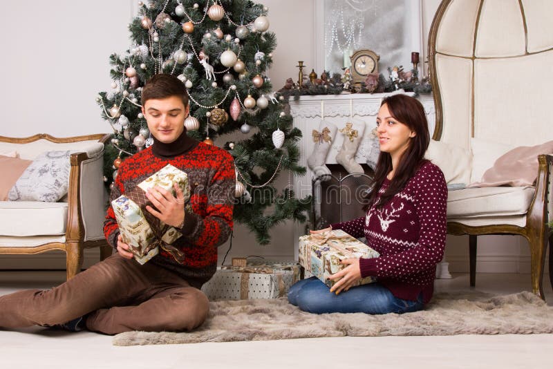Gelukkige jonge paar het vieren Kerstmis royalty-vrije stock fotografie Gelukkige jonge paar het vieren Kerstmis royalty-vrije stock fotografie