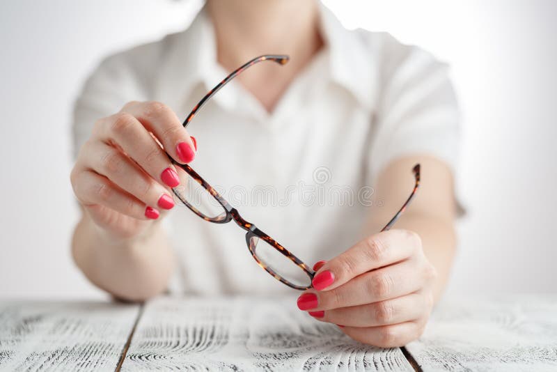 Gelukkige jonge vrouw die haar nieuwe glazen, het concept van de oogzorg proberen royalty-vrije stock foto's Gelukkige jonge vrouw die haar nieuwe glazen, het concept van de oogzorg proberen royalty-vrije stock foto's