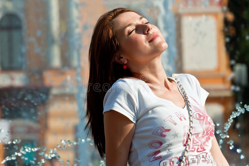Gelukkige jonge vrouw die van zon geniet stock foto's Gelukkige jonge vrouw die van zon geniet stock foto's