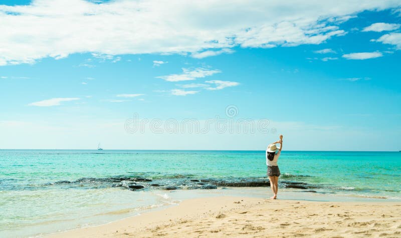 Gelukkige jonge vrouw die in witte overhemden en borrels bij zandstrand lopen Het ontspannen van en het genieten van van vakantie royalty-vrije stock foto's Gelukkige jonge vrouw die in witte overhemden en borrels bij zandstrand lopen Het ontspannen van en het genieten van van vakantie royalty-vrije stock foto's